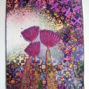 Pu&ograve; includere: Un'opera d'arte tessile colorata con uno sfondo strutturato e tre forme di fiori rosa. Lo sfondo &egrave; un mix di viola, rosa e bianco con un motivo di piccole croci. Le forme dei fiori sono fatte di tessuto e hanno un aspetto tridimensionale.