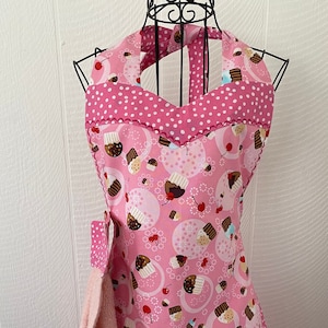 Lindos cupcakes rosa e cerejas vermelhas, avental feminino estilo vintage reversível, pano de prato removível, decote em coração, bainha de lenço