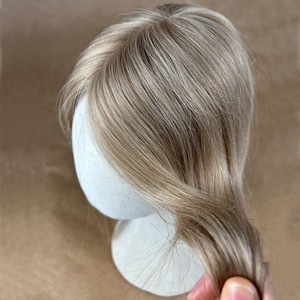 フルシルクベースの3×5インチ最高品質の人毛レミーヘアトッパー、女性用ブロンドヘアカラー、クリップ付きブロンドミックスカラートッパー