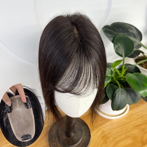 Postizo de cabello humano: Base de seda completa, coronilla voluminosa, flequillo con efecto de aire (7 x 15 cm)