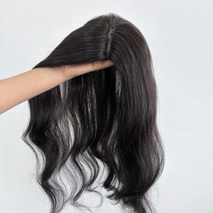 ロングウェーブ フルシルクベース リアルヒューマンヘア トッパー 5つの軽量クリップ付き - フリーパーツ - 22インチ、ナチュラルブラック＆ダークブロウ - 薄毛対策