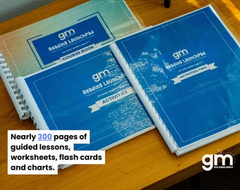 Könnte beinhalten: Drei spiralgebundene Lehrbücher mit blauen Umschlägen und weißem Text. Die Bücher tragen die Aufschrift "Reading LaunchPad" und "Activities Two". Das Bild enthält auch den Text "Fast 300 Seiten geführte Lektionen, Arbeitsblätter, Karteikarten und Diagramme."
