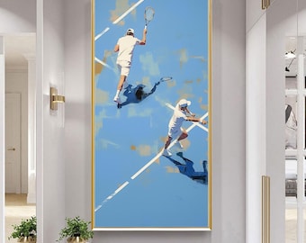 Könnte beinhalten: Gerahmter Kunstdruck mit Tennis-Motiv. Das Kunstwerk zeigt zwei Tennisspieler in weißer Kleidung auf einem blauen Platz, mit weißen Linien und einem goldenen Rahmen. Die Spieler sind in Aktion, einer serviert und der andere returniert einen Ball.