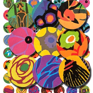 Op de afbeelding: Een verzameling ronde, kleurrijke stickers met verschillende bloem-, geometrische en abstracte ontwerpen. De stickers zijn in felle kleuren zoals geel, oranje, rood, groen, blauw en paars.