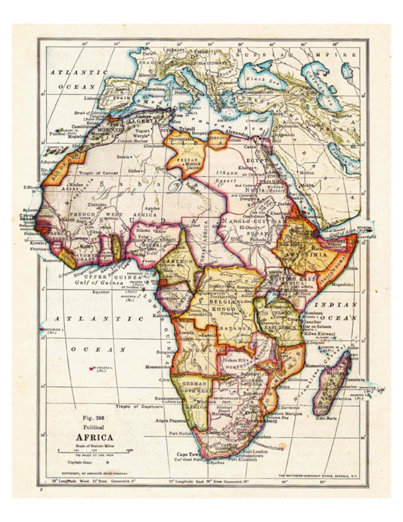 Peut inclure: Une carte politique vintage de l'Afrique datant de 1900, montrant les frontières de divers pays et colonies. La carte est imprimée dans des tons de rouge, orange, jaune, vert et bleu, avec des lignes noires pour les frontières. La carte comprend les noms des pays, des villes et des caractéristiques géographiques.