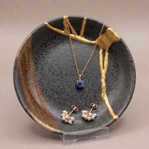 Plato Kintsugi artesanal – Arte japonés de reparación con oro – Plato de cerámica de 13,3 cm (5,25 pulgadas), decoración Wabi-Sabi, plato para joyas o baratijas.