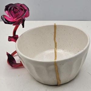 Vita Kintsugi tekoppar - nyckelhållare - smyckesbehållare, vit och guld. Trasig och reparerad