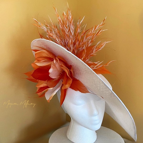 Kentucky Derby Hat Chapeau à bord large blanc avec fleurs et plumes de Biot oranges et blancs