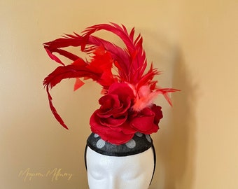 Bibi noir Kentucky Derby avec bibi plume rouge et rose rouge à pois blancs