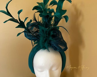 Tocado de diadema acolchado de terciopelo verde azulado Kentucky Derby Fascinator de seda Abaca Fascinator con plumas diadema de mujer