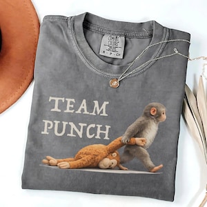 Puede incluir: Un juego de tres tazas de cerámica con acabado mate y moteado. Las tazas son de color crema, gris claro y gris oscuro. Cada taza tiene un diseño simple y minimalista.