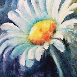 Puede incluir: Una pintura de acuarela de una margarita blanca con un centro amarillo. La flor está pintada sobre un fondo azul oscuro.