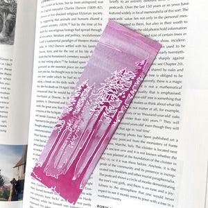 Segnalibro in lamina rosa metallizzata: Foreste di cristallo, foreste di quarzo rosa e foreste di rodonite da dipinti originali