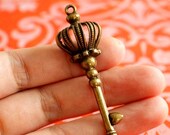 Nickel Free 4pcs Antique Bronze Big Crown with Key Pendants