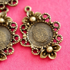 Venta de 6 bases de camafeo con flores de bronce antiguo