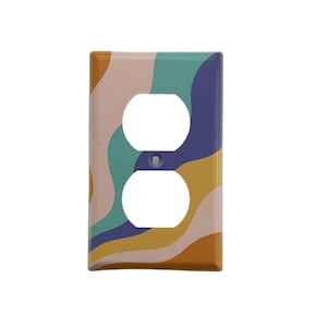 Puede incluir: Cubierta decorativa para toma de corriente con diseño abstracto. La cubierta presenta formas fluidas en tonos azul, amarillo, rosa y turquesa. Tiene dos aberturas circulares para las tomas y un pequeño orificio para tornillo. Medidas en centímetros.