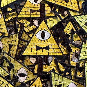 Peut inclure: Un ensemble de patchs triangulaires jaunes avec un &oelig;il unique, un n&oelig;ud papillon et un motif de briques. Les patchs ont des d&eacute;tails noirs et blancs et sont brod&eacute;s. Les patchs sont probablement destin&eacute;s aux v&ecirc;tements ou aux accessoires.
