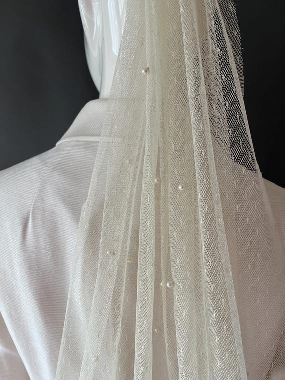 Vintage Ivory Bridal Veil with Satin Rose & Pearls - Excellent Condition Floral Ivory Bridal Veil, Fingertip Wedding Veil With Rose  main image 4
