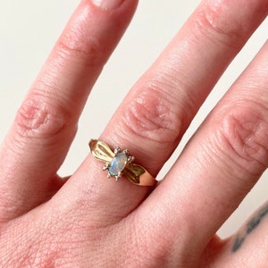 Vintage 10K Yellow Gold and Opal Ring image 2