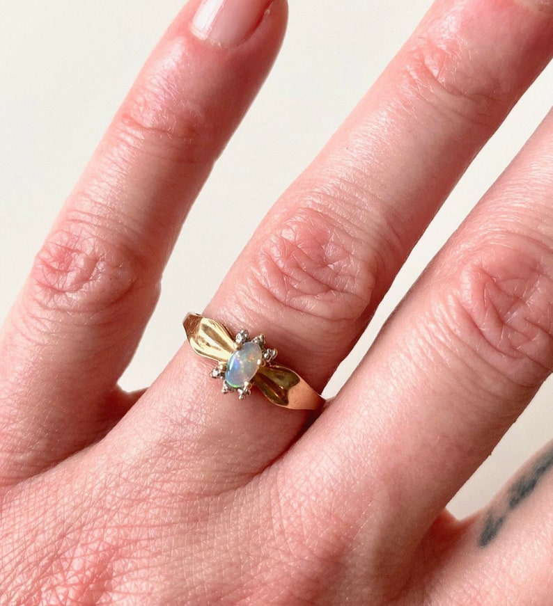 Vintage 10K Yellow Gold and Opal Ring image 2