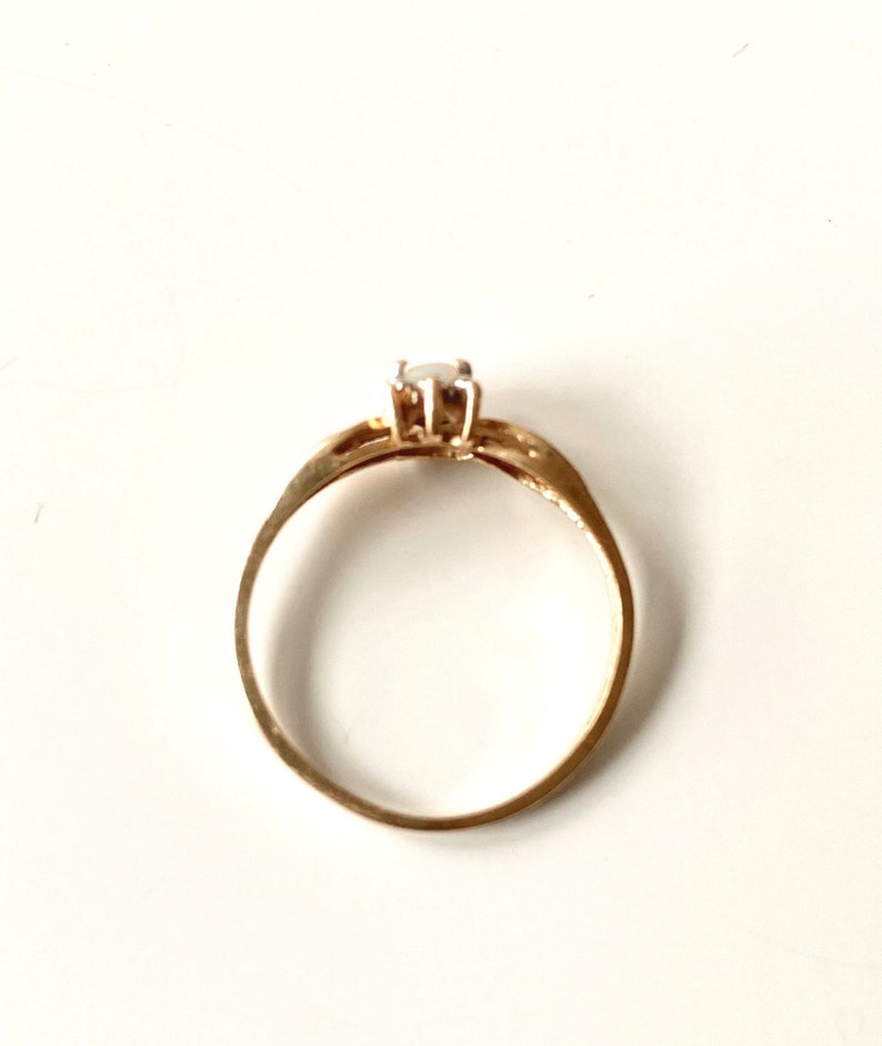 Vintage 10K Yellow Gold and Opal Ring image 3