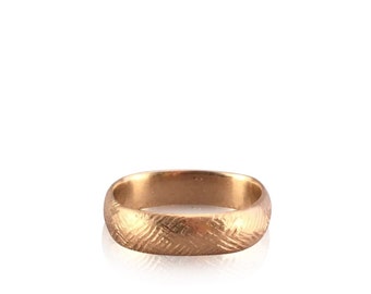 finger shaped scuffy band in 14k yellow gold