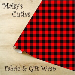 Może przedstawiać: Czerwono-czarna tkanina w kratę i papier prezentowy. Tkanina ma klasyczny wzór w kratę. Na tkaninie wydrukowano napisy "Maisy's Cuties" i "Fabric & Gift Wrap".