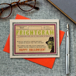 Tarjeta de Halloween nostálgica con diseño de bruja aterradora y estilo vintage. imagen 2
