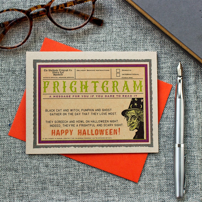 Tarjeta de Halloween nostálgica con diseño de bruja aterradora y estilo vintage. imagen 2