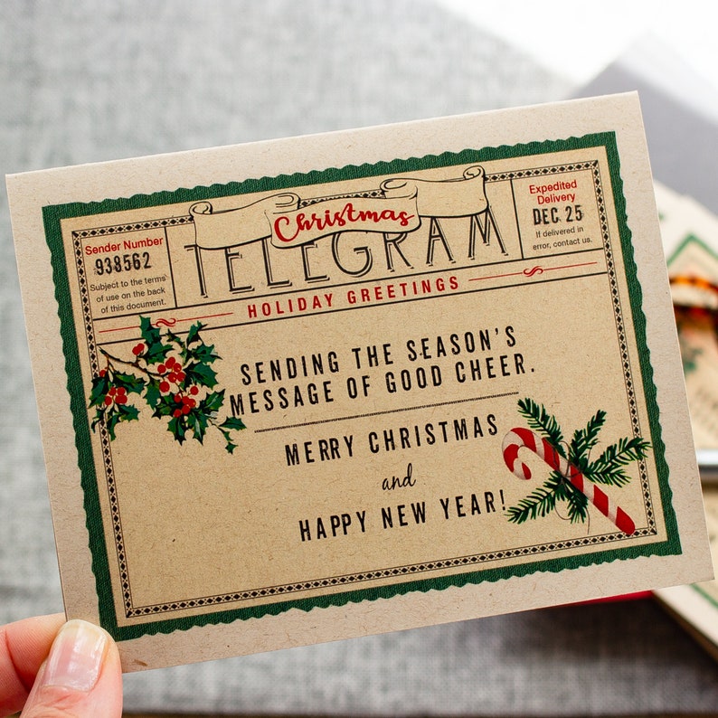 K&ouml;nnte beinhalten: Eine Weihnachts-Telegrammkarte im Vintage-Stil mit gr&uuml;nem Rand und einem rot-wei&szlig;en Zuckerstangen. Die Karte lautet "Christmas Telegram Holiday Greetings Sending the Season's Message of Good Cheer. Merry Christmas and Happy New Year!"