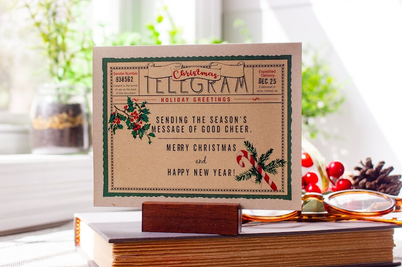 K&ouml;nnte beinhalten: Eine Weihnachts-Telegrammkarte im Vintage-Stil mit gr&uuml;nem Rand und einem rot-wei&szlig;en Zuckerstangen. Die Karte lautet "Christmas Telegram Holiday Greetings Sending the Season's Message of Good Cheer. Merry Christmas and Happy New Year!"