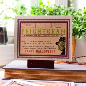 Tarjeta de Halloween nostálgica con diseño de bruja aterradora y estilo vintage. imagen 5