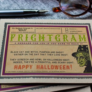 Tarjeta de Halloween nostálgica con diseño de bruja aterradora y estilo vintage. imagen 3