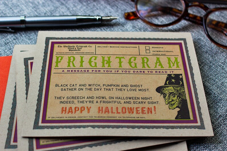 Tarjeta de Halloween nostálgica con diseño de bruja aterradora y estilo vintage. imagen 3