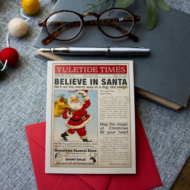 Pu&ograve; includere: Un ritaglio di giornale in stile vintage con un'illustrazione rossa e bianca di Babbo Natale che consegna i regali. Il titolo principale dice "Credi in Babbo Natale" e il testo sotto dice "&Egrave; in viaggio su una grande slitta rossa". Il giornale si chiama "Yuletide Times" e costa 10 centesimi. C'&egrave; un annuncio per un "Hometown General Store" con un grande saldi sugli articoli natalizi.