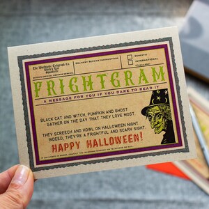 Tarjeta de Halloween nostálgica con diseño de bruja aterradora y estilo vintage. imagen 4