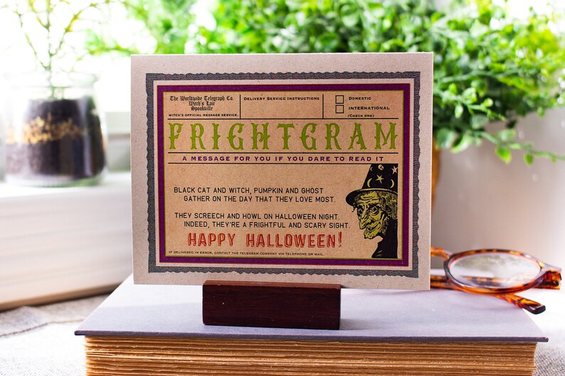 Tarjeta de Halloween nostálgica con diseño de bruja aterradora y estilo vintage. imagen 8