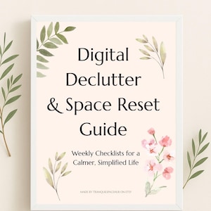 Może przedstawiać: Oprawiony wydruk z tekstem "Digital Declutter & Space Reset Guide". Wydruk ma jasne, brzoskwiniowe tło z kwiatowymi i liściastymi akcentami. Zawiera również tekst "Weekly Checklists for a Calmer, Simplified Life".