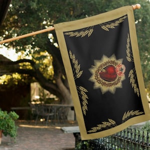 以下が含まれることがあります： 金色の縁取りと小麦の穂がついた黒い旗。旗の中央には、茨の冠と金色の後光をつけた赤い心臓があります。