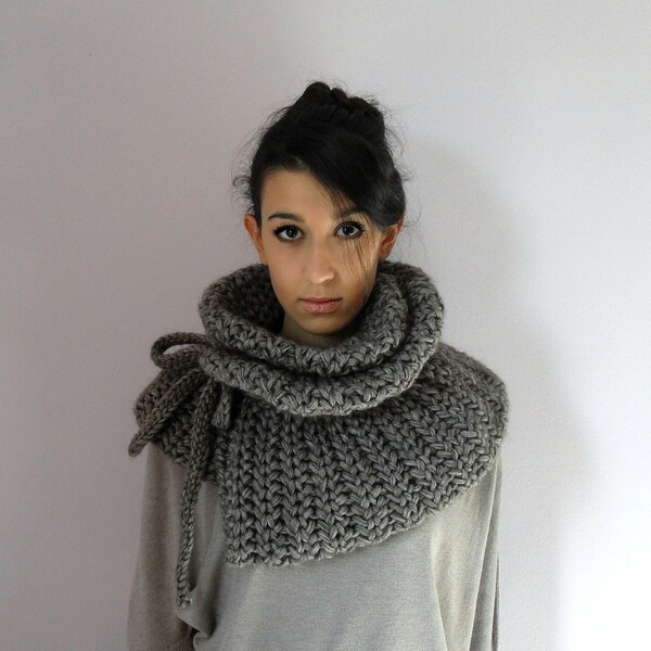 Handknitted Chunky Elegant Cowl / Capelet - Grey Gray - Adjustable - merino wool, cashmere - FEMMINA