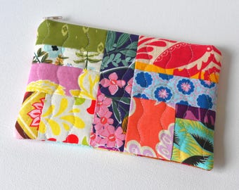 Quilted Patchwork Zipper Pouch: Cosmetic and Toiletry Storage