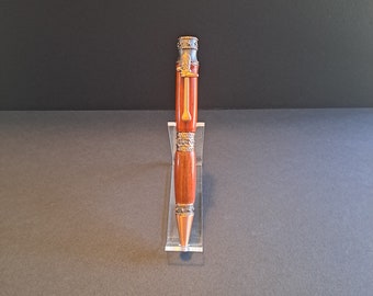 Handgefertigter, handgefertigter, holzgedrehter Stift mit Western-Motiv, hergestellt mit Redheart und einem antiken Kupfer-Finish. Kleinere Mängel