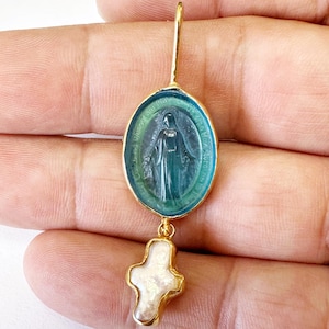 Colgante de plata 925 con intaglio esmaltado de la Virgen María y cruz de perla de agua dulce