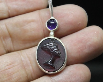 Colgante de Nefertiti con intaglio de esmalte y amatista: joyería del antiguo Egipto en plata 925.
