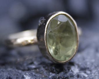 Handgemaakte Diaspore ring: edelsteen met kleurverandering, 24-karaats verguld goud.