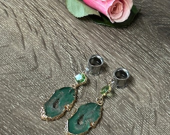 2g (6mm) - 1’' (25mm) Gold or Silver Tunnels Saddles Drop Dangle Earrings w/ Green Geode Gauges/Earplugs Plugs