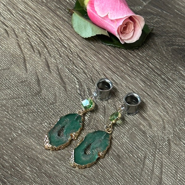 2g (6mm) - 1’' (25mm) Gold or Silver Tunnels Saddles Drop Dangle Earrings w/ Green Geode Gauges/Earplugs Plugs