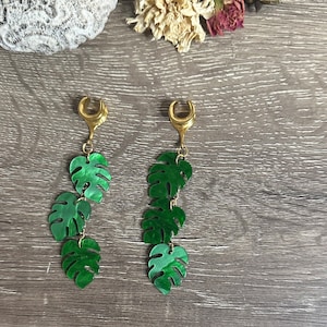 Dangle Gauges Plug Earrings Gold or Silver Green 3-Tier Shiny Resin Monstera Tunnels Saddles Hider Plug 2g (6mm) - 1’’ (25mm)