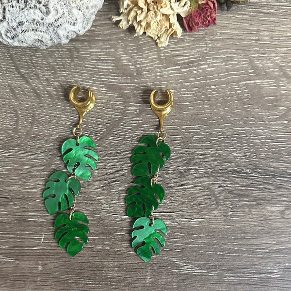 2g (6mm) - 1’’ (25mm) Gold or Silver Green 3-Tier Shiny Resin Monstera Dangle Gauges Tunnel Saddles Plug Earrings