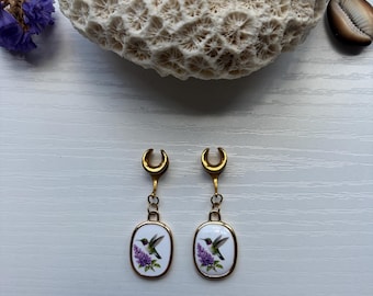 Pendientes colgantes de colibrí / Pendientes de tapón de flor silvestre morada / Joyería floral para orejas dilatadas / Tapones para orejas dilatadas / 2g (6 mm) - 1 pulgada (25 mm)